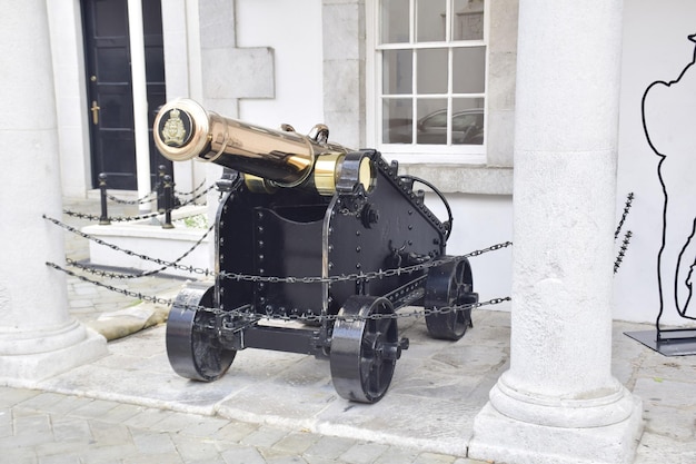 Gibraltar Reino Unido 07 de noviembre de 2019 Un viejo cañón restaurado con un barril dorado