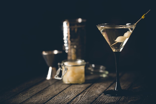 Gibson-Alkohol-Cocktail mit Martini und Zwiebeln in Martini-Glas dekorierter Cocktail auf dunklem Hintergrund