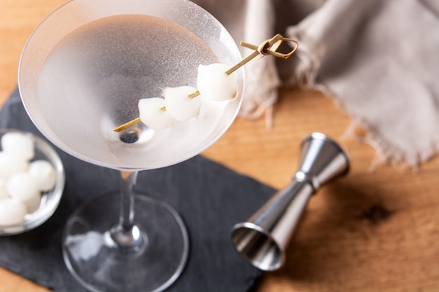 Gibson Martini-Cocktail mit Zwiebeln auf Holztisch