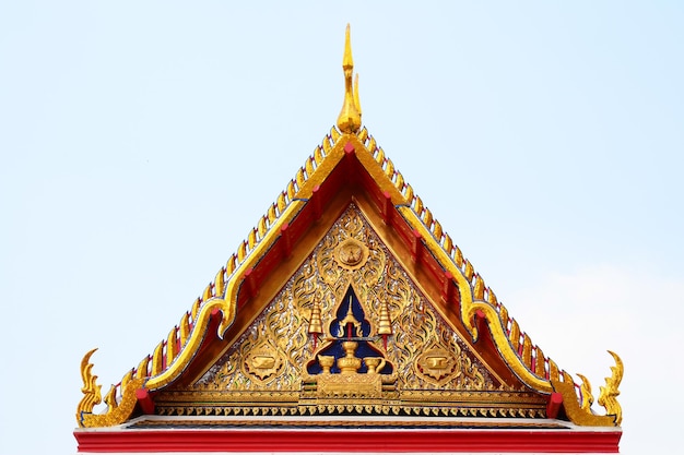 Giebeldach auf thailändischem Tempel in Wat Ratchanadda Bangkok Thailand