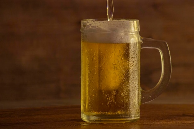 Gießen Ein Glas kaltes Bier Fotografie über Bier, Bierglas, Bar, Barhintergrund und Kälte