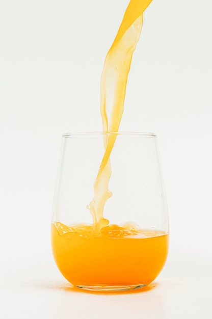 Gießen Sie frischen Bio-Orangensaft in ein Glas