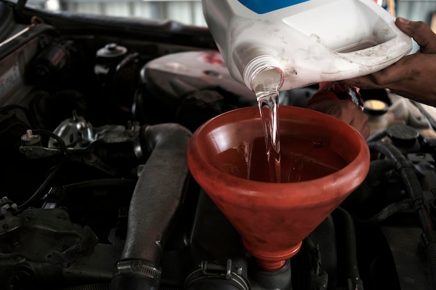 Gießen von Spülöl zum Reinigen des Automotors