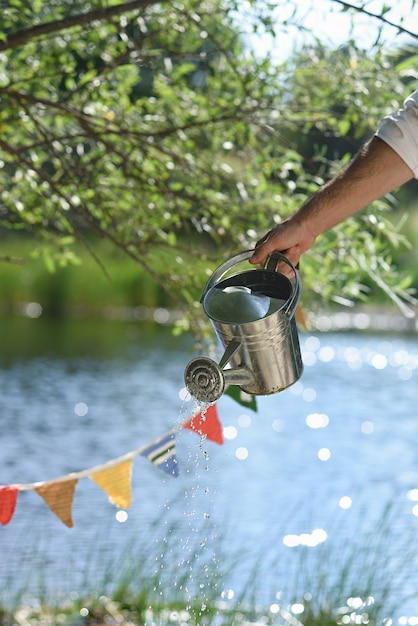 Gießkanne im Sommer in der Natur abkühlen lassen