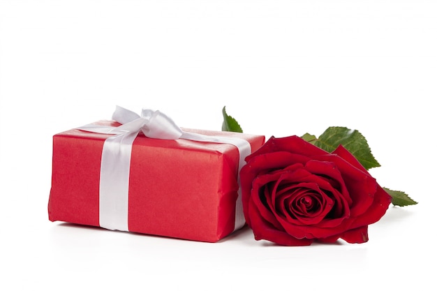 Foto giftbox und rose lokalisiert auf dem weiß