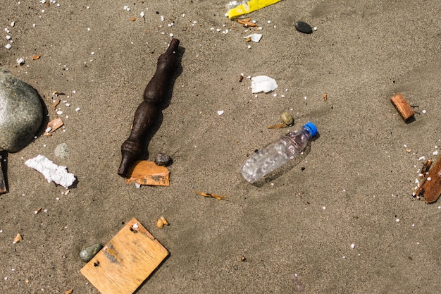 Giftmüll auf dem Sand eines Strandes. Konzept der Umweltverschmutzung