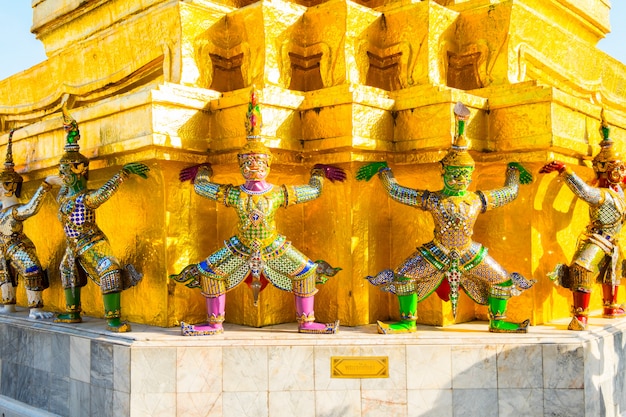 Gigantes do famoso templo esmeralda de Bangkok, Tailândia