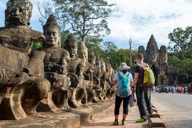 Gigantes no portão da frente de Angkor Thom, em Angkor Wat, Siem Reap, no Camboja.