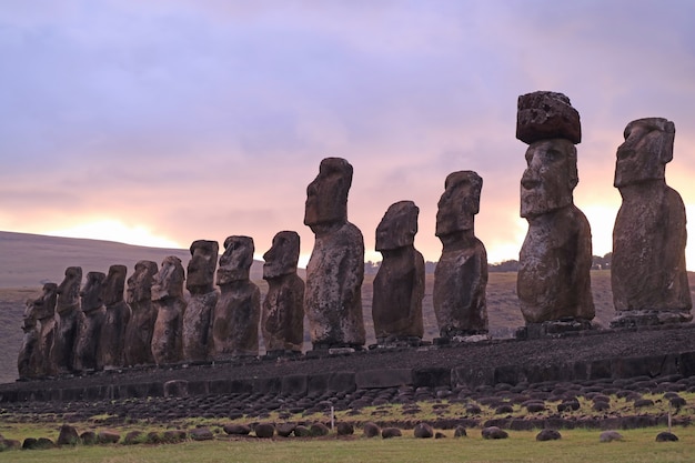 Foto gigantescas 15 estátuas de moai de ahu tongariki contra o belo céu nublado ao nascer do sol, ilha de páscoa, chile