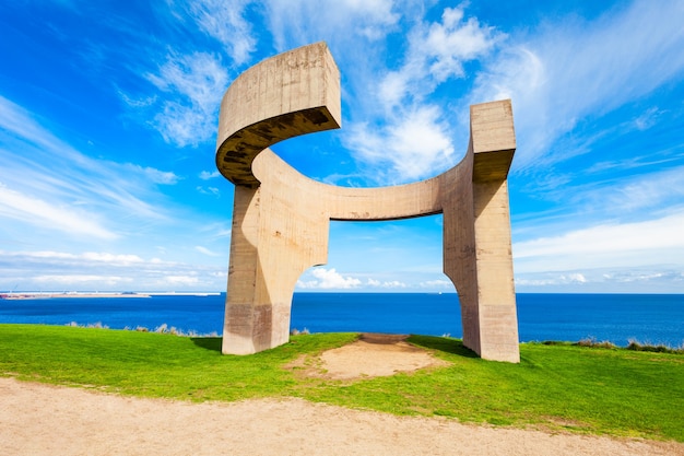 GIJON, ESPAÑA - 25 DE SEPTIEMBRE DE 2017: El elogio al horizonte o monumento Elogio del Horizonte es uno de los símbolos más conocidos de Gijón en Asturias, España