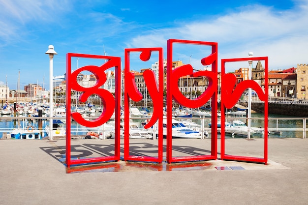 Foto gijon, españa - 25 de septiembre de 2017: monumento rojo del símbolo de gijón en el centro de la ciudad de gijón en asturias, españa