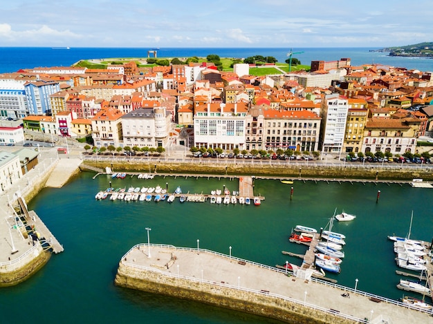 Gijon Marina Antenne Panoramablick. Gijon ist die größte Stadt Asturiens in Spanien.