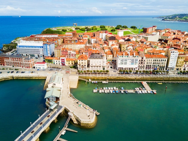 Gijon Marina Antenne Panoramablick. Gijon ist die größte Stadt Asturiens in Spanien.