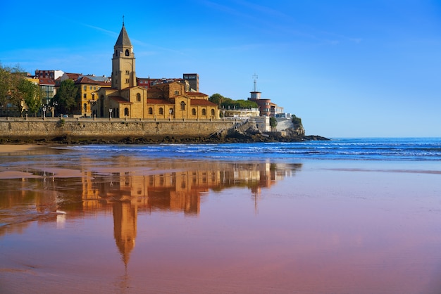 Gijon Strand San Lorenzo San Pedro Kirche Asturien