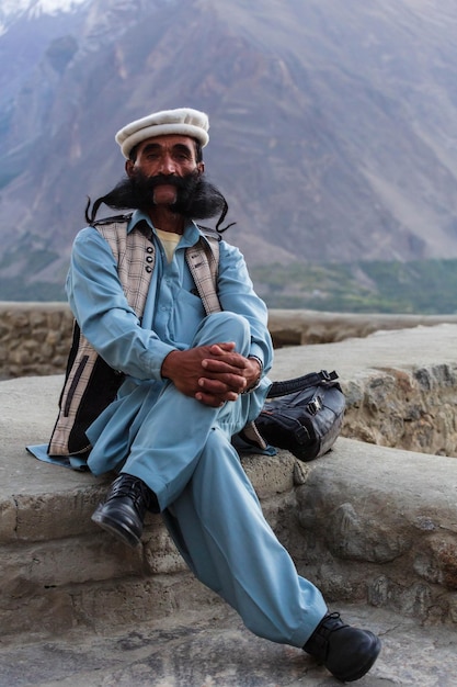 Gilgit, Paquistão - Ancião em roupas tradicionais com um bigode