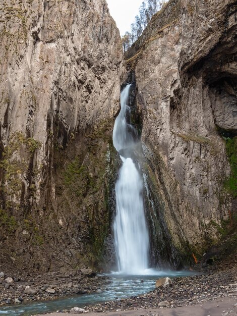 GilSu Wasserfall im Nordkaukasus Russland Schöne Herbstlandschaft Berge im Herbstmorgen