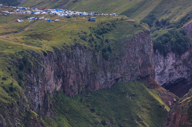 Foto gily-su-trakt, therapeutische heiße quellen am nordhang des berges elbrus, russland.