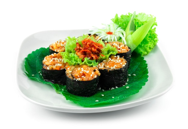 Gimbap Forma de flor de Kimchi también deletreada Kimbap es la comida perfecta es un plato casero al estilo de comida coreana servido en rebanadas del tamaño de un bocado