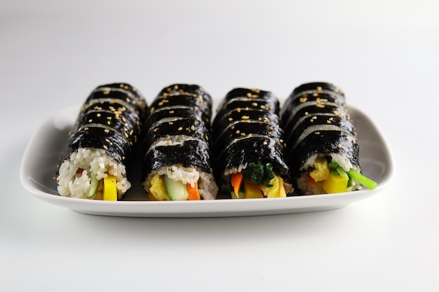 Gimbap o kimbap es una comida coreana hecha de arroz blanco al vapor y otros ingredientes