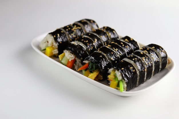 Foto gimbap o kimbap es una comida coreana hecha de arroz blanco al vapor y otros ingredientes