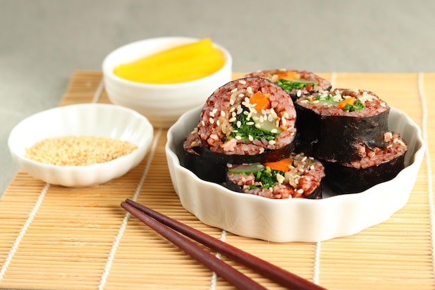Gimbap o kimbap es una comida coreana hecha de arroz blanco al vapor y varios otros ingredientes.