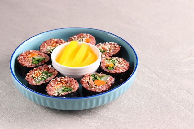 Gimbap o kimbap es una comida coreana hecha de arroz blanco al vapor y varios otros ingredientes.