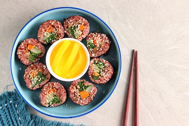 Gimbap o kimbap es una comida coreana hecha de arroz blanco al vapor y varios otros ingredientes.