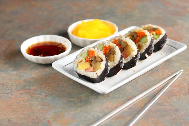 Gimbap o kimbap es una comida coreana hecha de arroz blanco al vapor