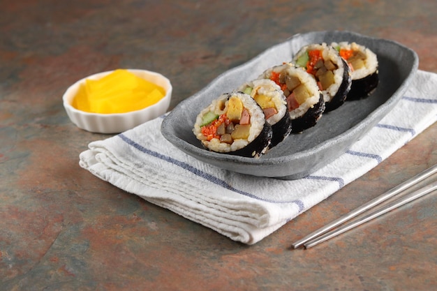 Gimbap o kimbap es una comida coreana hecha de arroz blanco al vapor