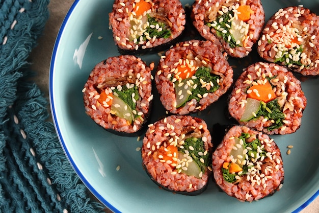 Gimbap ou kimbap é um alimento coreano feito de arroz branco cozido no vapor e vários outros ingredientes