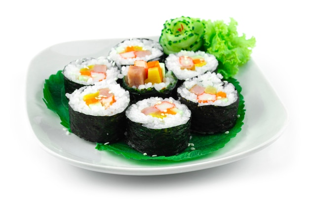 Gimbap también deletreó ingredientes de Kimbap como verduras, Spam Ham enrollado en láminas secas de algas marinas es la comida perfecta es un plato de comida callejera casera al estilo coreano Vista lateral