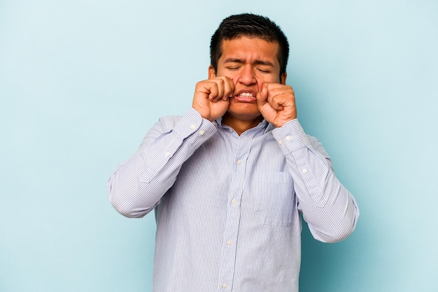 Gimiendo y llorando desconsoladamente