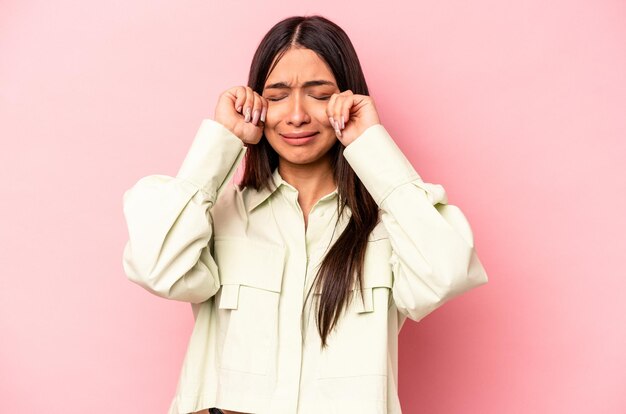 Gimiendo y llorando desconsoladamente