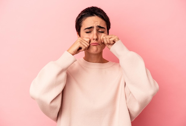 Gimiendo y llorando desconsoladamente