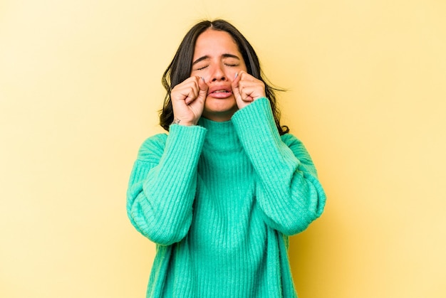 Gimiendo y llorando desconsoladamente