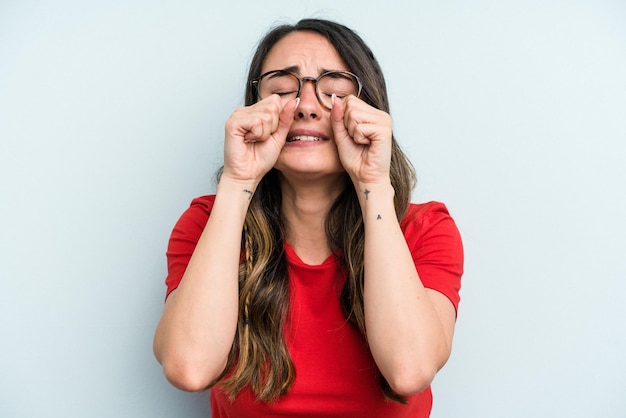 Gimiendo y llorando desconsoladamente