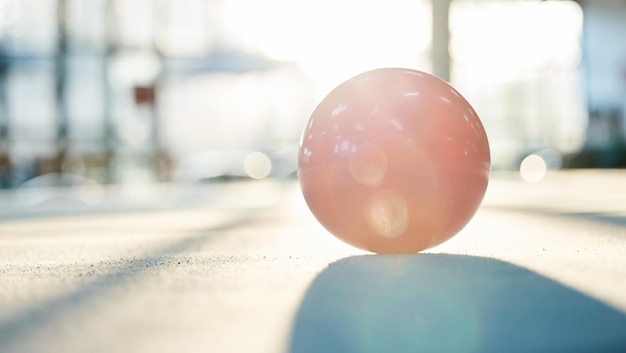 Gimnasia deportes y pelota en el suelo en el fondo del gimnasio para entrenamiento y ejercicio en el estudio de suelo rendimiento creativo aptitud y primer plano de equipos para entrenamiento de competencia y clase de baile