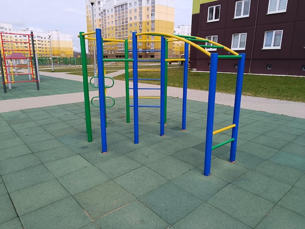 Un gimnasio azul, verde y amarillo con una escalera de caracol.