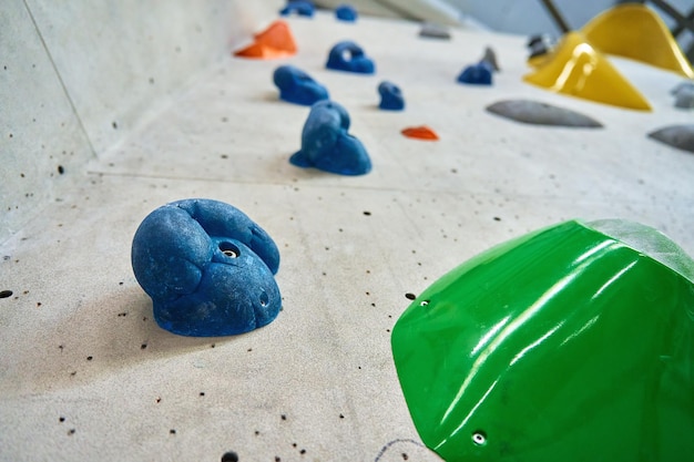 Gimnasio de boulder con pared de roca artificial de colores