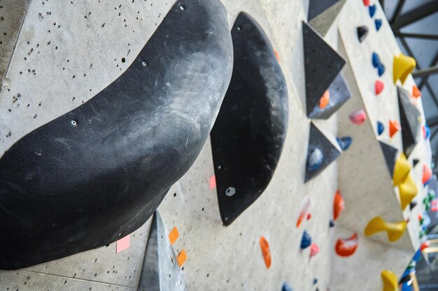 Gimnasio de boulder con pared de roca artificial de colores