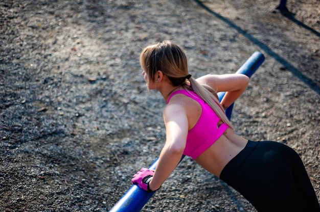 Gimnasio de entrenamiento al aire libre de mujer