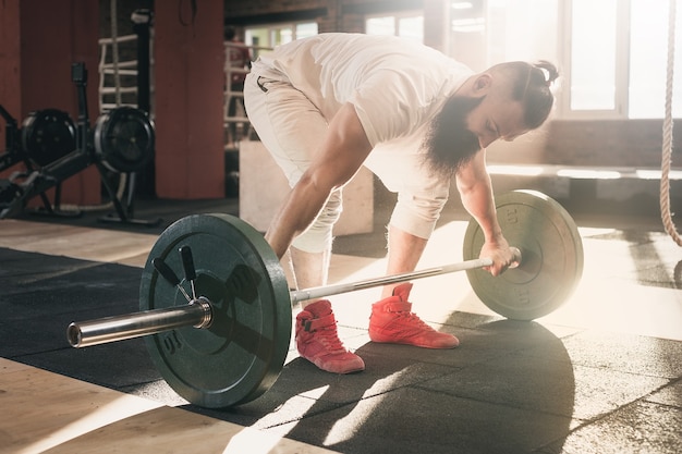 Gimnasio. Entrenamiento de hombre barbudo.