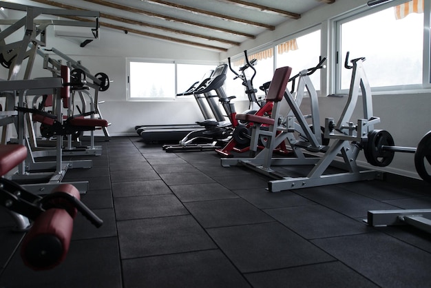 Gimnasio moderno Gimnasio con equipo y máquinas