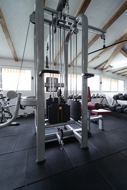 Gimnasio moderno Gimnasio con equipo y máquinas