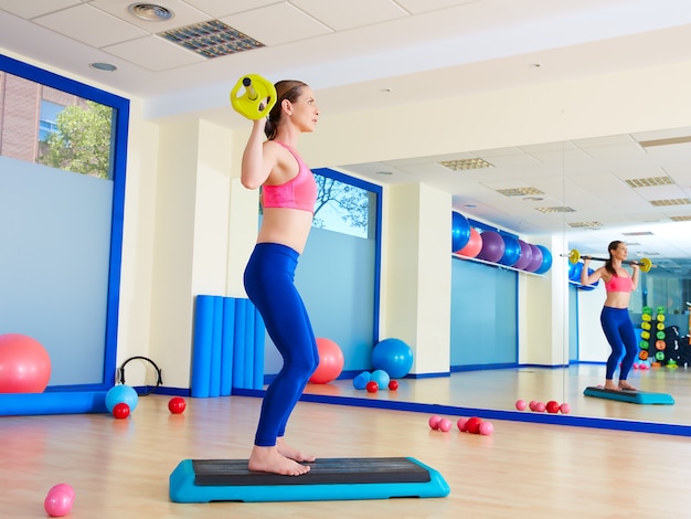 Gimnasio mujer barra ejercicio de sentadillas ejercicio