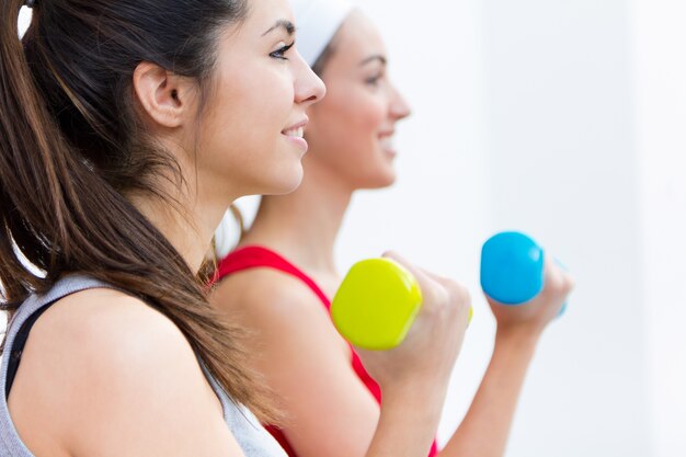 gimnasio mujer de clase retrato flexibles