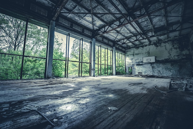 Gimnasio radiactivo abandonado en la escuela de Pripyat, zona de exclusión de Chernobyl