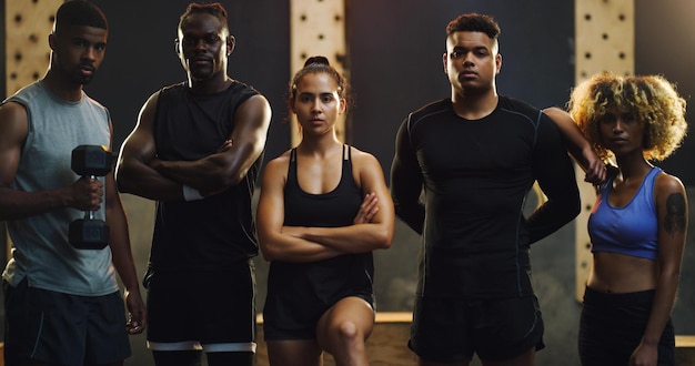 Gimnasio y retrato de hombres y mujeres listos para el entrenamiento físico y la clase de entrenamiento Fisicoculturista del club deportivo y grupo de personas en clase con motivación para desafiar el bienestar y el trabajo en equipo