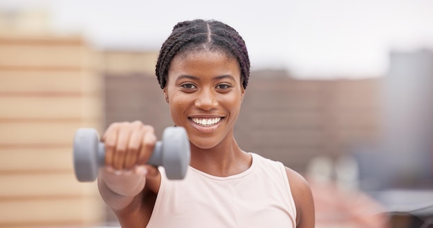 Gimnasio y retrato de mujer negra con sonrisa con mancuernas y motivación para el bienestar y el poder en el entrenamiento Deportes musculación y objetivos de ejercicio cara feliz de mujer con energía en el entrenamiento