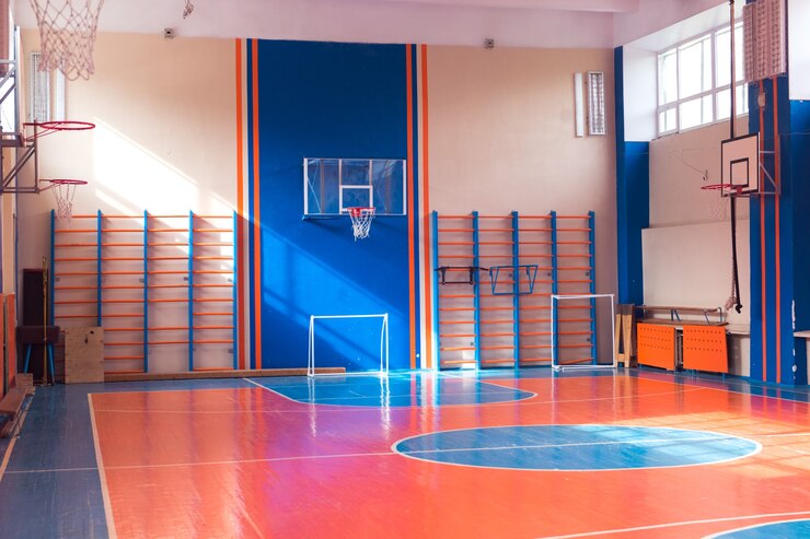 Gimnasio vacío en el campo de fútbol y baloncesto universitario